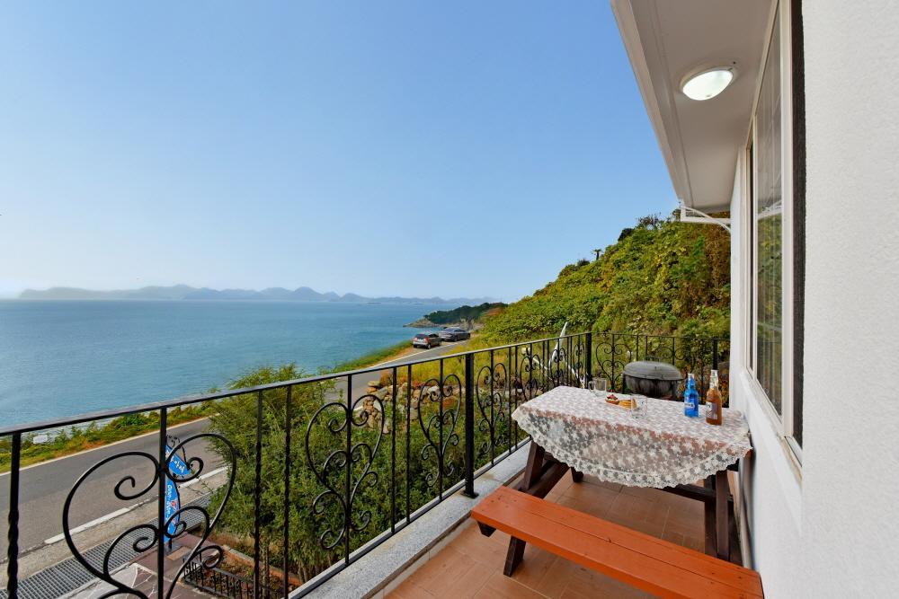Namhae Bluemare Pension Bagian luar foto