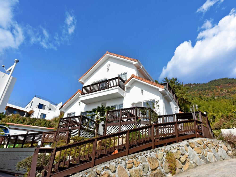 Namhae Bluemare Pension Bagian luar foto