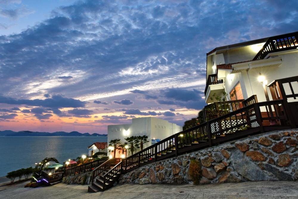 Namhae Bluemare Pension Bagian luar foto