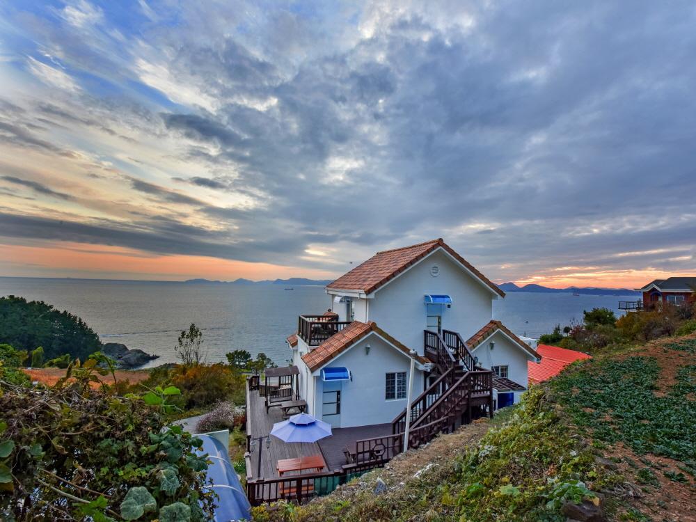 Namhae Bluemare Pension Bagian luar foto