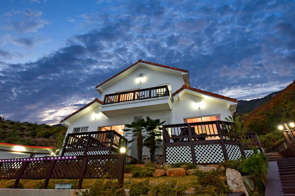 Namhae Bluemare Pension Bagian luar foto