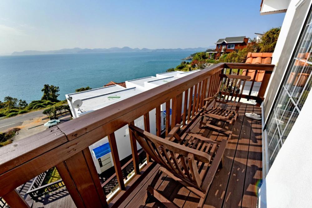 Namhae Bluemare Pension Bagian luar foto