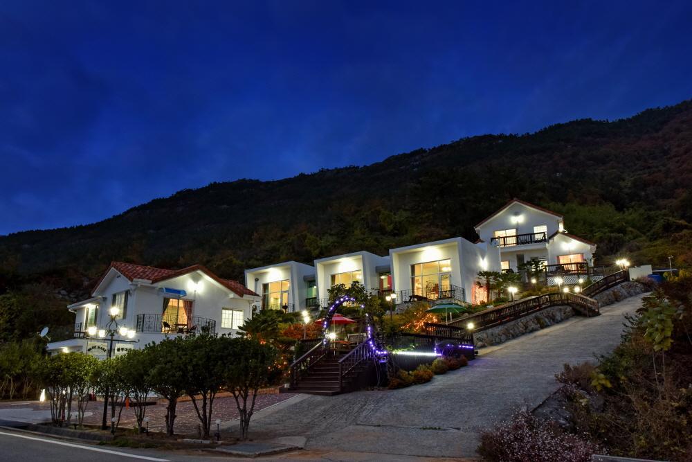 Namhae Bluemare Pension Bagian luar foto
