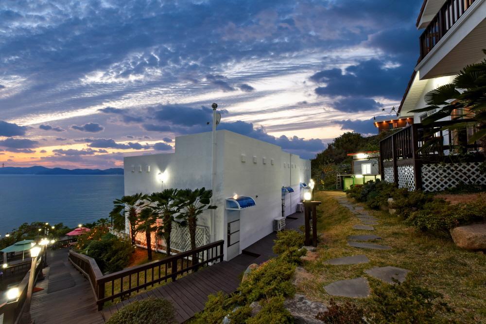 Namhae Bluemare Pension Bagian luar foto